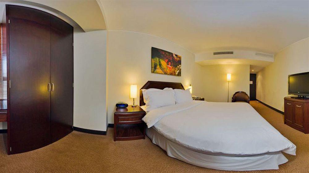 Radisson Hotel Decapolis Miraflores Ліма Екстер'єр фото