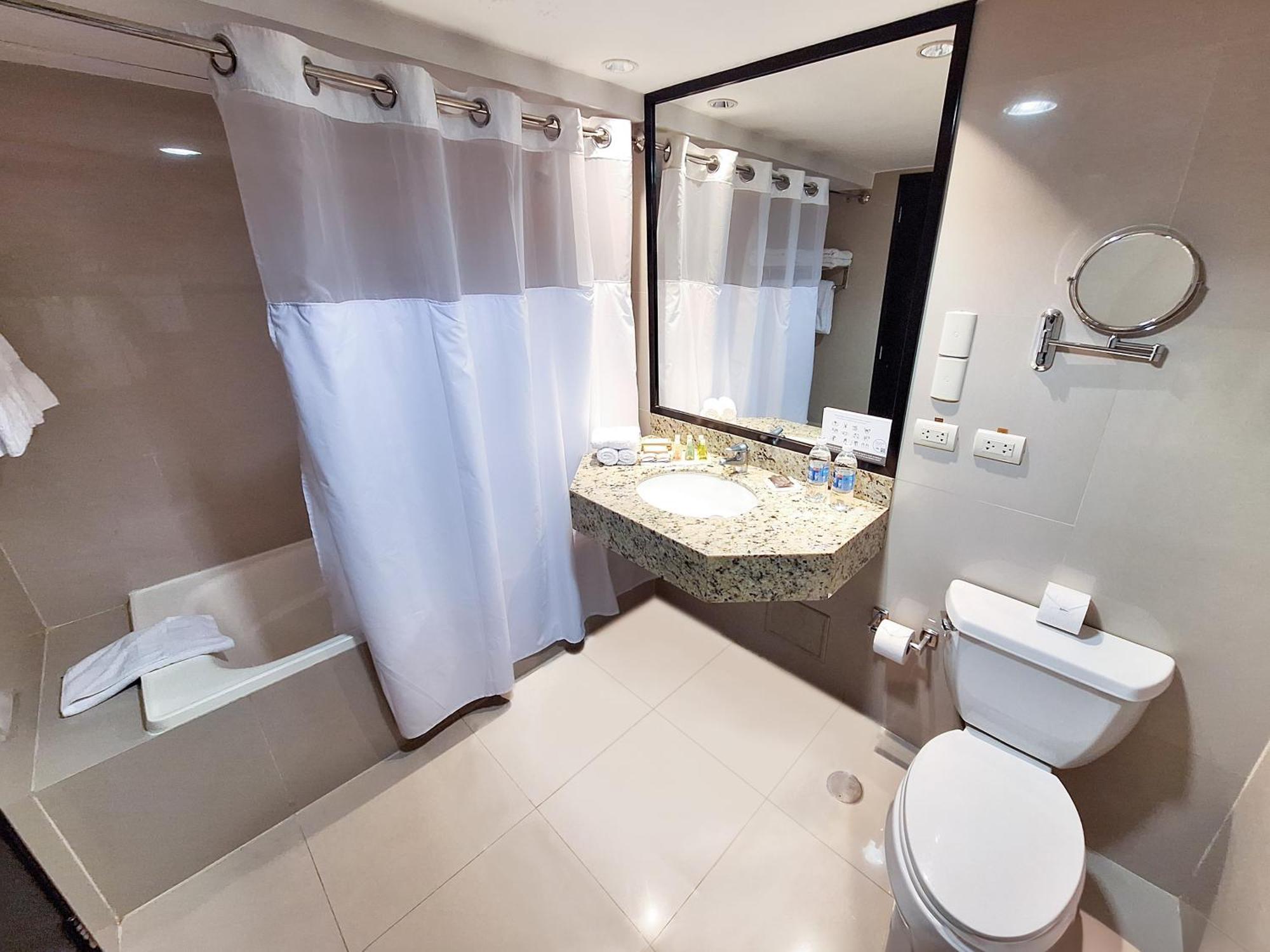 Radisson Hotel Decapolis Miraflores Ліма Екстер'єр фото